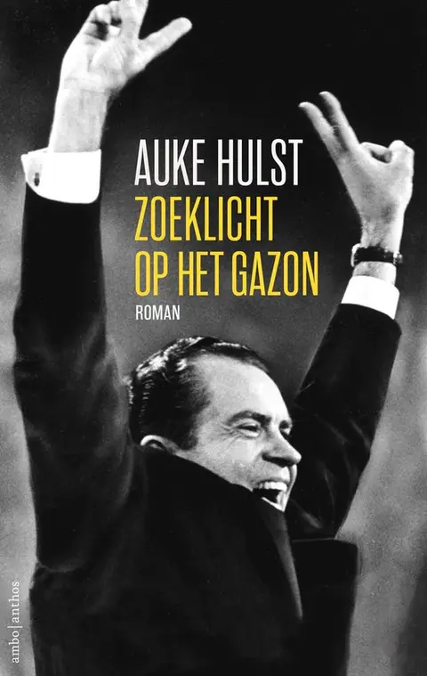 Omslag van Zoeklicht op het gazon